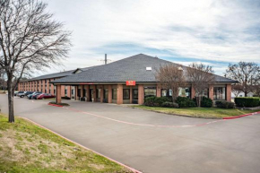 Отель Econo Lodge Inn & Suites  Мак-Кинни